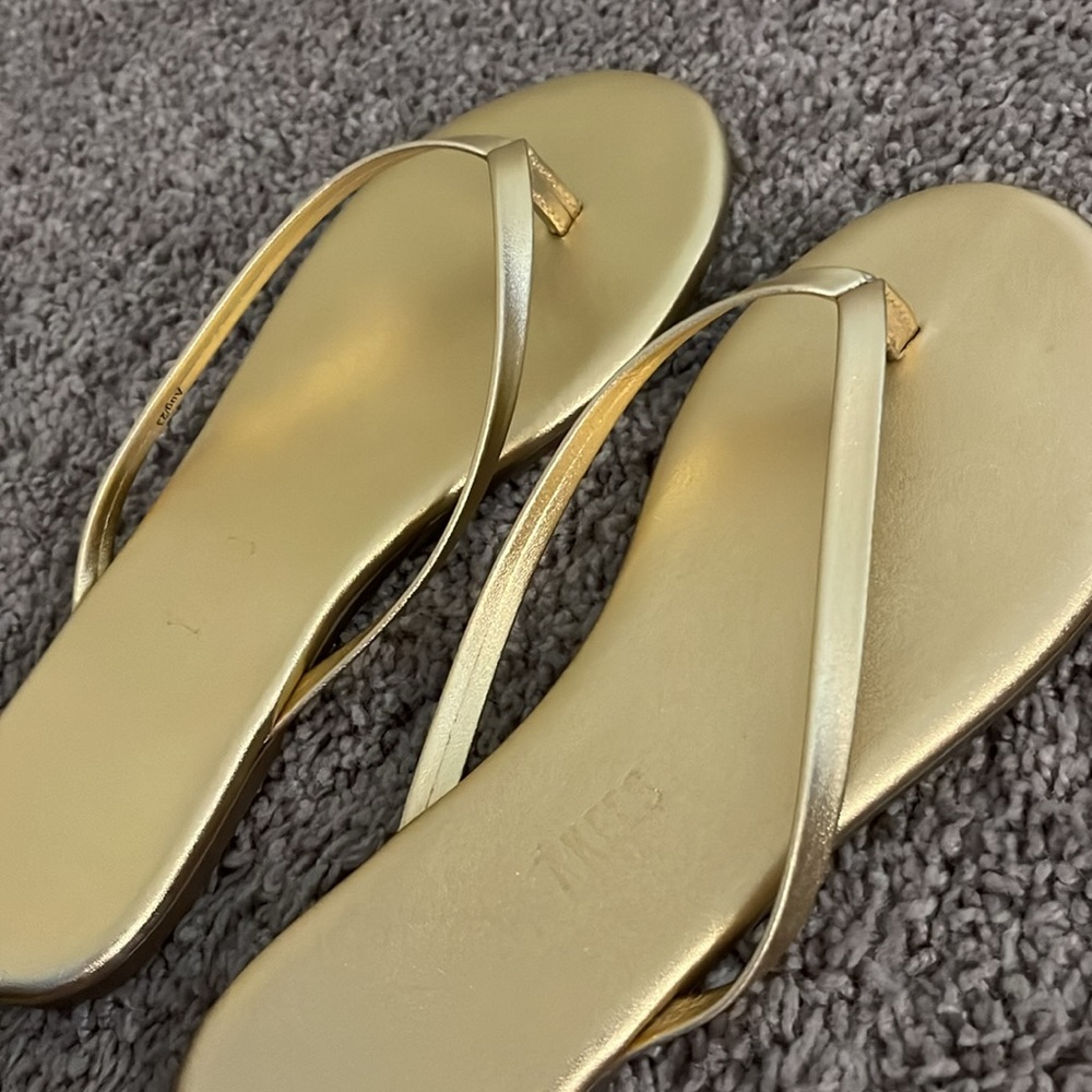 Brand new size 6 gold Tkees - Picture 2 of 3